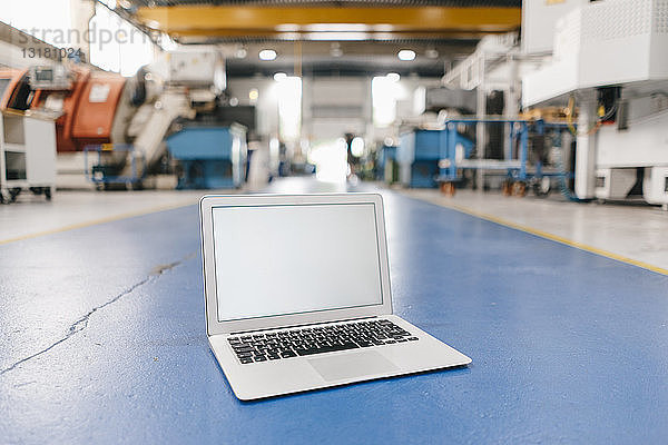 Laptop mit leerem Bildschirm in der Werkshalle