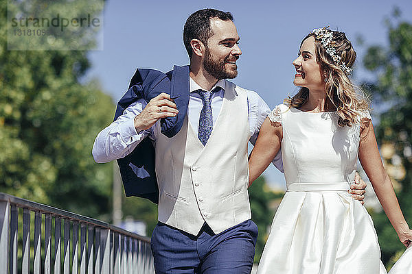 Glückliches Brautpaar genießt seinen Hochzeitstag in einem Park