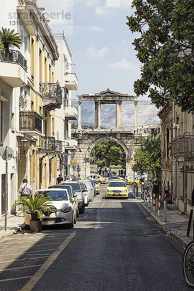 Griechenland  Athen  Hadriansbogen am Ende einer Straße