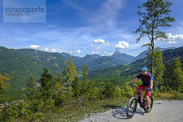 Österreich  Tirol  Juifen  Rotwand-Alm  reife Männer auf dem Mountainbike