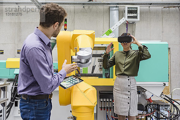 Kollegen in einer High-Tech-Firma  die neue Technologien mit Hilfe von digitalen Tablets und VR-Brillen testen