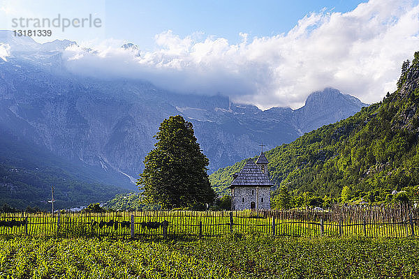 Albanien  Shkoder County  Albanische Alpen  Theth Nationalpark  Theth  Katholische Kirche und Felder