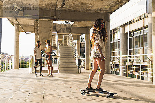 Freunde mit Skateboard in der Stadt entspannen
