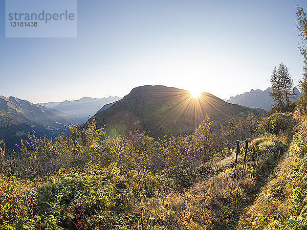 Italien  Lombardei  Bergamasker Alpen  Wanderweg zum Grödner Berg  Cima Bagozza gegen die Sonne