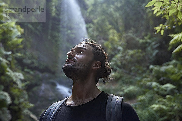 Spanien  Kanarische Inseln  La Palma  Nahaufnahme eines bärtigen Mannes in der Nähe eines Wasserfalls im Wald