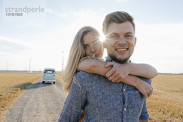 Porträt eines glücklichen jungen Paares im Wohnmobil in ländlicher Landschaft