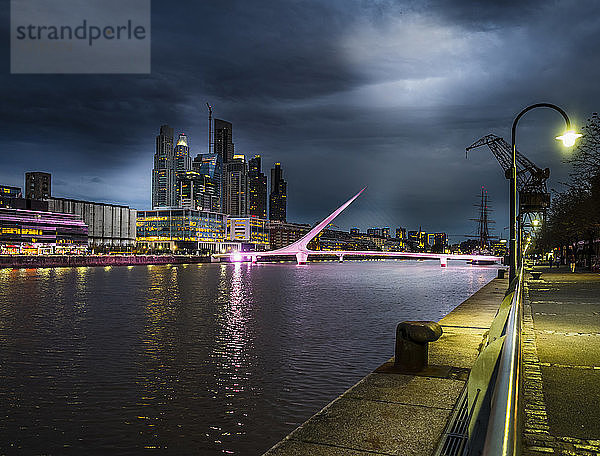 Argentinien  Buenos Aires  Puerto Madero  Dock Sud mit Puente de la Mujer bei Nacht