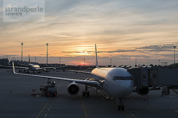 Deutschland  Bayern  München  Flughafen bei Sonnenuntergang
