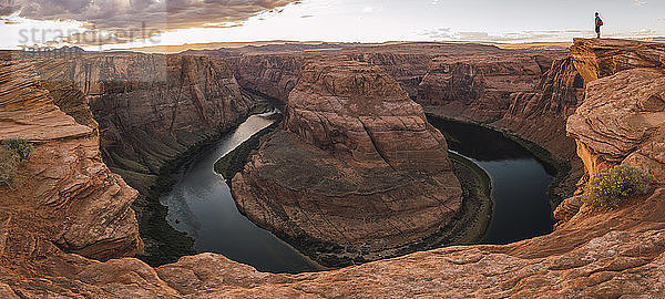 USA  Arizona  Colorado River  Horseshoe Bend  junger Mann auf Aussichtspunkt stehend