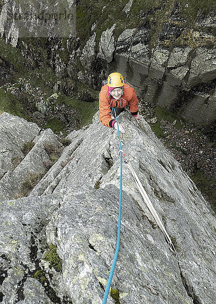 England  Langdale Valley  Gimmer Crag  Bergsteigerin am Fels