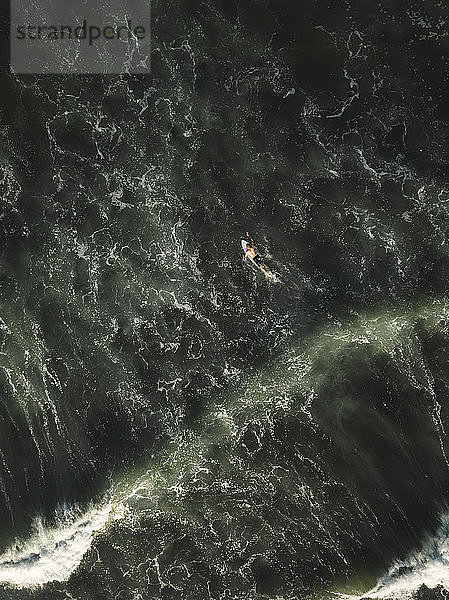 Indonesien  Bali  Luftaufnahme eines Surfers am Strand von Yeh Gangga