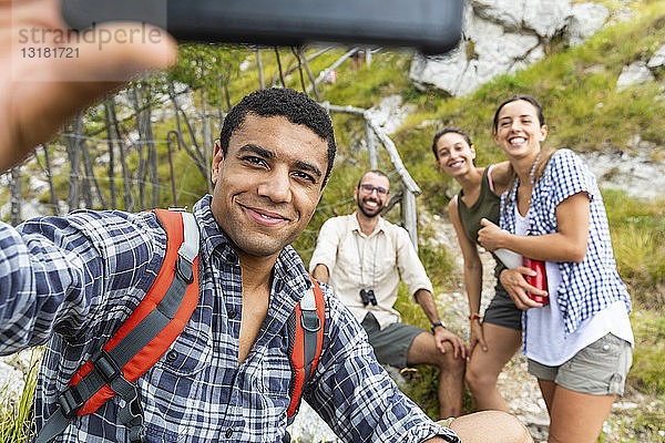 Italien  Massa  Freunde beim Selfie und Wandern in den Alpi Apuane