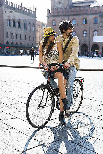 Italien  Bologna  junges Paar auf dem Fahrrad  das etwas beobachtet