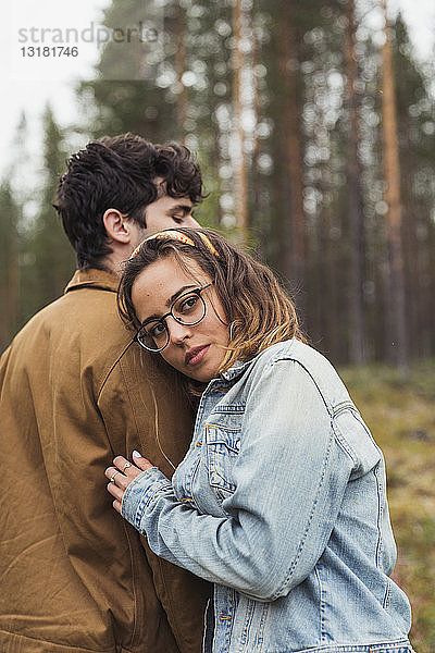 Finnland  Lappland  junges Paar in ländlicher Landschaft stehend