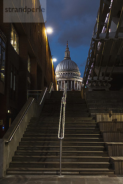 Vereinigtes Königreich  England  London  St. Paul's Cathedral und Stufen zur blauen Stunde