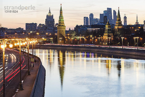 Russland  Moskau  Moskwa-Fluss mit dem Kreml und dem Finanzdistrikt im Hintergrund