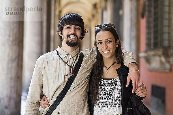 Italien  Bologfna  Porträt eines glücklichen jungen Paares Arm in Arm