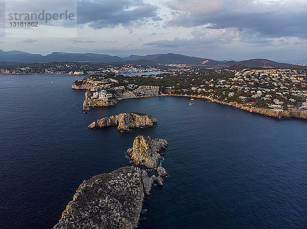 Spanien  Mallorca  Region Calvia  Luftaufnahme der Isla Malgrats und Santa Ponca in der Abenddämmerung