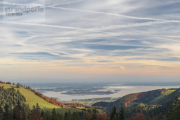 Deutschland  Oberbayern  Aschau  Chiemsee im Herbst