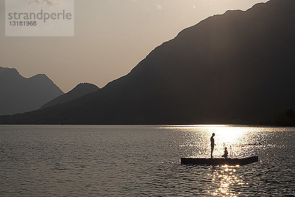 Österreich  Ausseer Land  Menschen am See haben Spaß auf einer schwimmenden Plattform