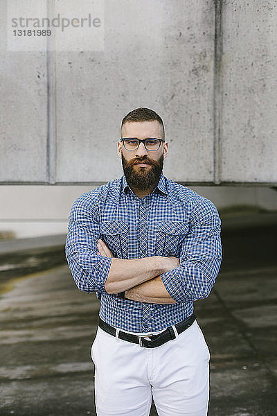 Porträt eines bärtigen Hipster-Geschäftsmannes mit Brille und kariertem Hemd