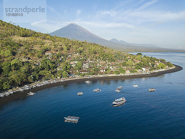 Indonesien  Bali  Amed  Luftaufnahme des Strandes von Jemeluk und des Vulkans Agung