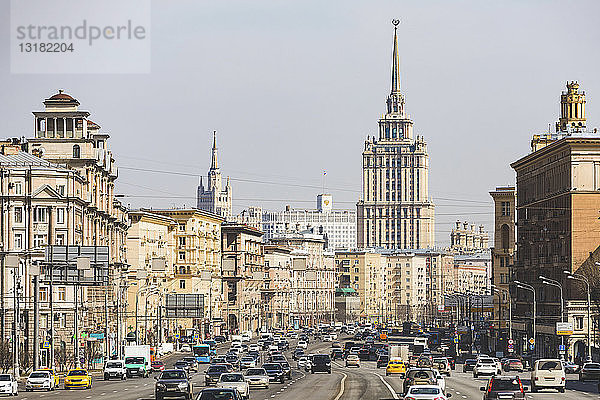 Russland  Moskau  Blick auf die Kutusowskij-Allee mit dem Hotel Ukraina