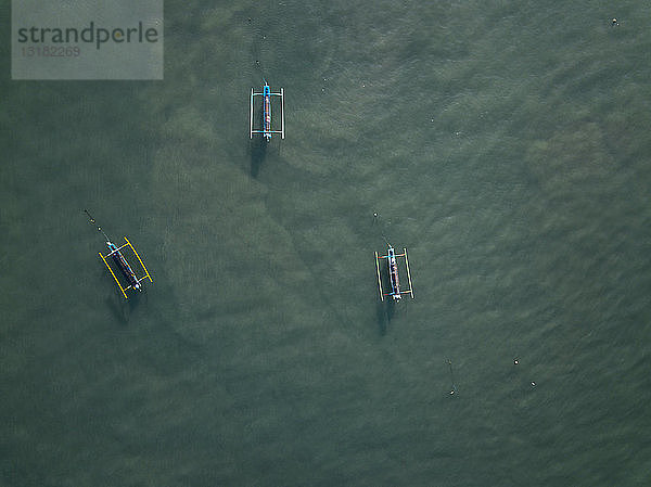 Indonesien  Bali  Kuta  Luftaufnahme der Banca-Boote  von oben