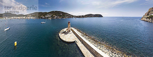 Spanien  Balearen  Mallorca  Region Andratx  Luftaufnahme von Port d'Andratx  Küste und Naturhafen mit Leuchtturm