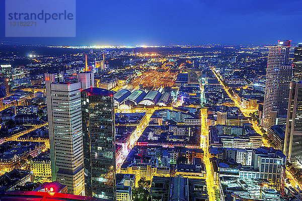 Deutschland  Hessen  Frankfurt  Blick vom Maintower  Stadtansicht  blaue Stunde