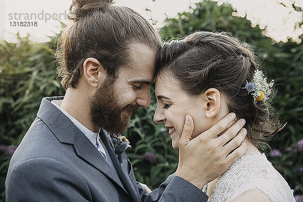 Glückliche  liebevolle Braut und Bräutigam im Freien