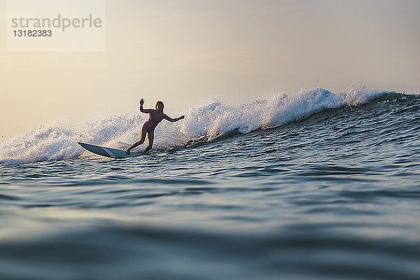 Indonesien  Bali  Strand von Batubolong  Schwangere beim Surfen