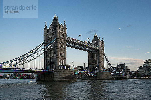 Großbritannien  England  London  Tower Bridge bei Sonnenuntergang