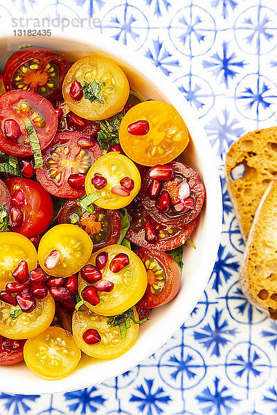 Orientalischer Tomatensalat mit Granatapfelkernen und Minze