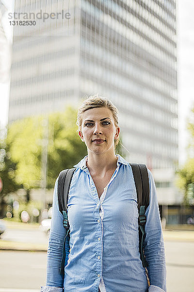 Porträt einer Frau mit Rucksack in der Stadt