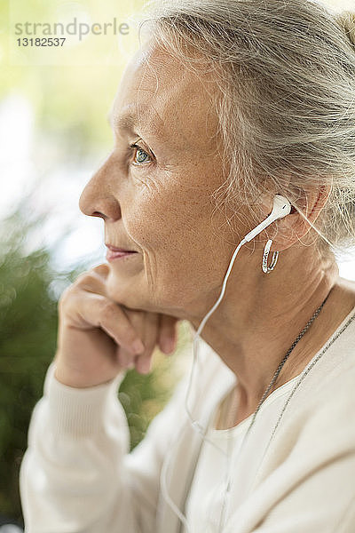 Profilansicht einer älteren Frau mit Kopfhörern