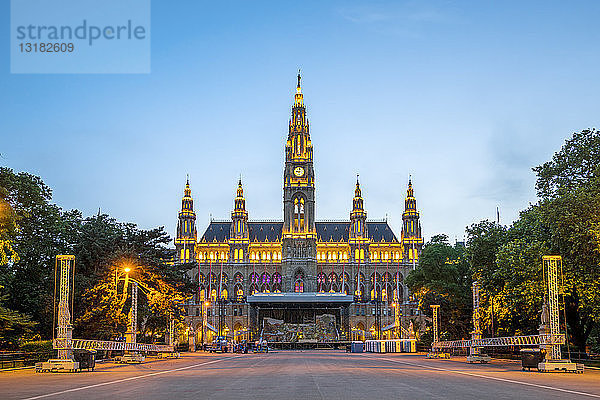 Österreich  Wien  Rathaus  blaue Stunde