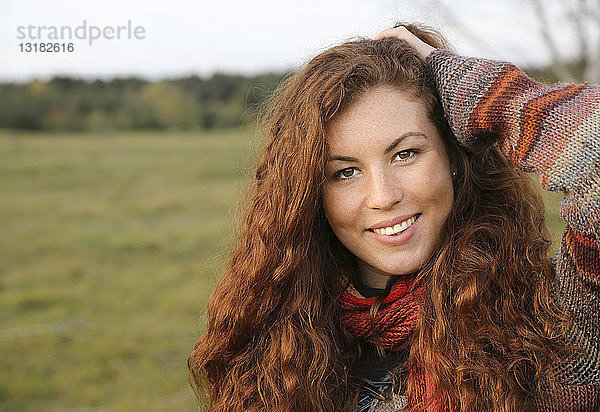 Porträt einer rothaarigen jungen Frau im Herbst