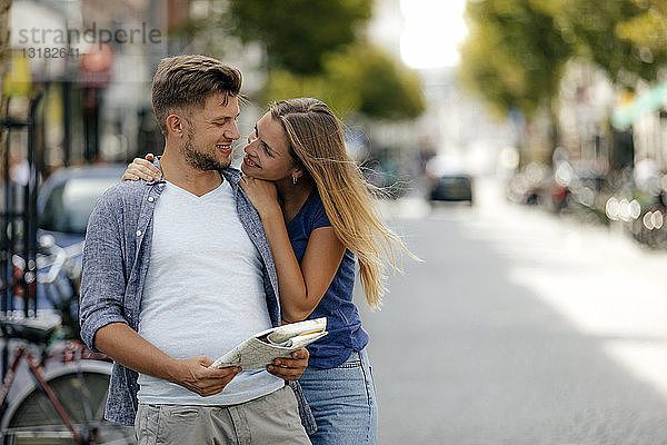 Niederlande  Maastricht  glückliches junges Paar erkundet die Stadt