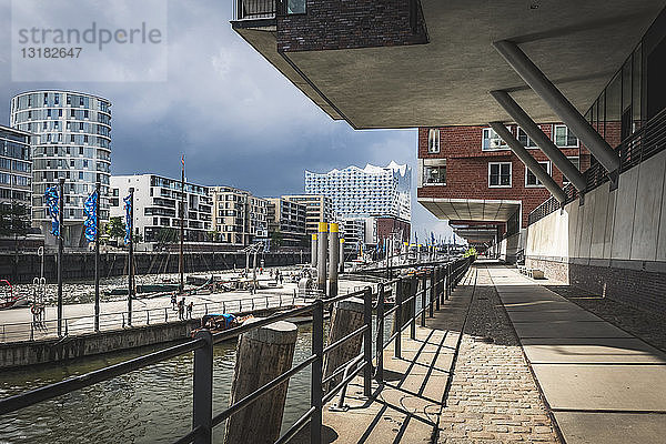 Deutschland  Hamburg  Hafencity  Sandtorhafen  Blick auf die Elbphilharmonie