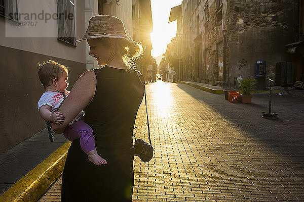 Panama  Mutter und kleines Mädchen besuchen Panama City bei Sonnenuntergang