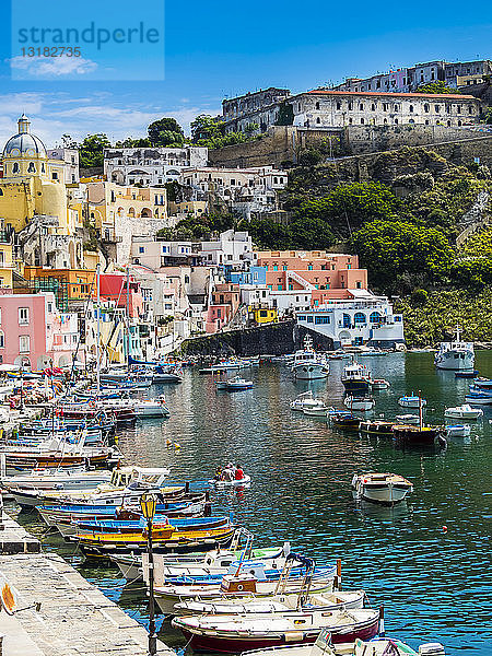 Italien  Kampanien  Golf von Neapel  Phlegräische Inseln  Insel Procida  Hafen  Marina di Corricella  ehemaliges Gefängnis auf dem Berg