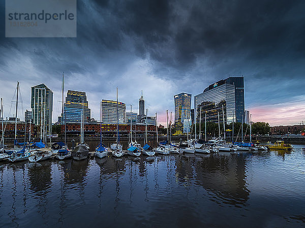 Argentinien  Buenos Aires  Puerto Madero  Dock Sud mit Catalinas Towers  Finanzdistrikt  Retiro bei Nacht