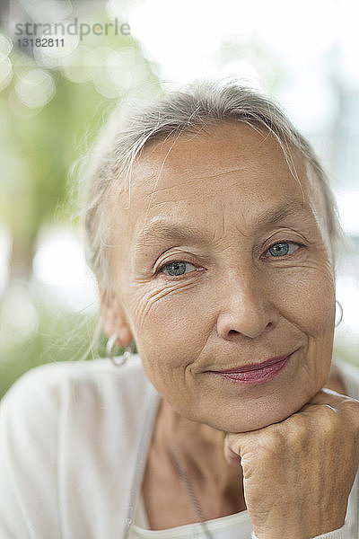 Porträt einer selbstbewussten älteren Frau im Freien