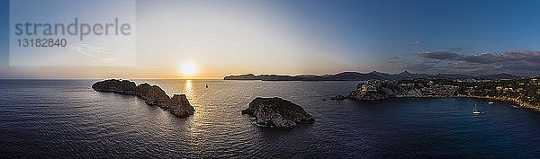 Spanien  Mallorca  Region Calvia  Luftaufnahme von Isla Malgrats und Santa Ponca bei Sonnenuntergang