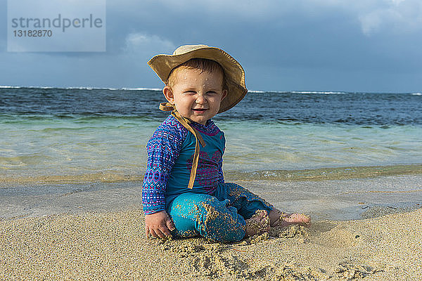 Panama  San-Blas-Inseln  Achutupo  Baby spielt am Strand im Sand