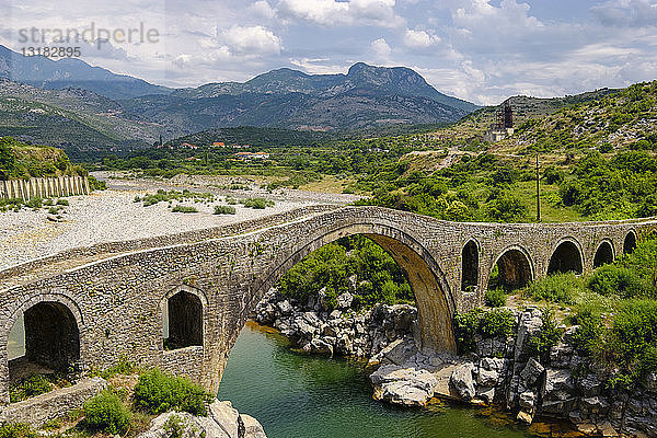 Albanien  Shkoder  Bogenbrücke Ura e Mesit  Fluss Kir