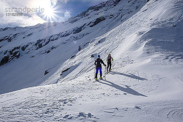 Zwei Männer bei einer Skitour im Faragas-Gebirge  Südkarpaten  Rumänien