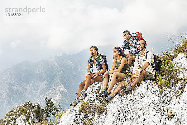 Italien  Massa  Gruppe von Menschen  die in den Alpi Apuane wandern und sich die Aussicht anschauen
