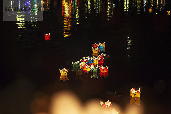 Vietnam  Hoi An  schwimmende Kerzen auf dem Fluss Song Thu Bon bei Nacht